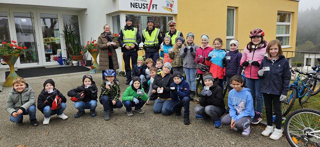 Handzeichen nicht vergessen! Beim Stop-Schild stehen bleiben!